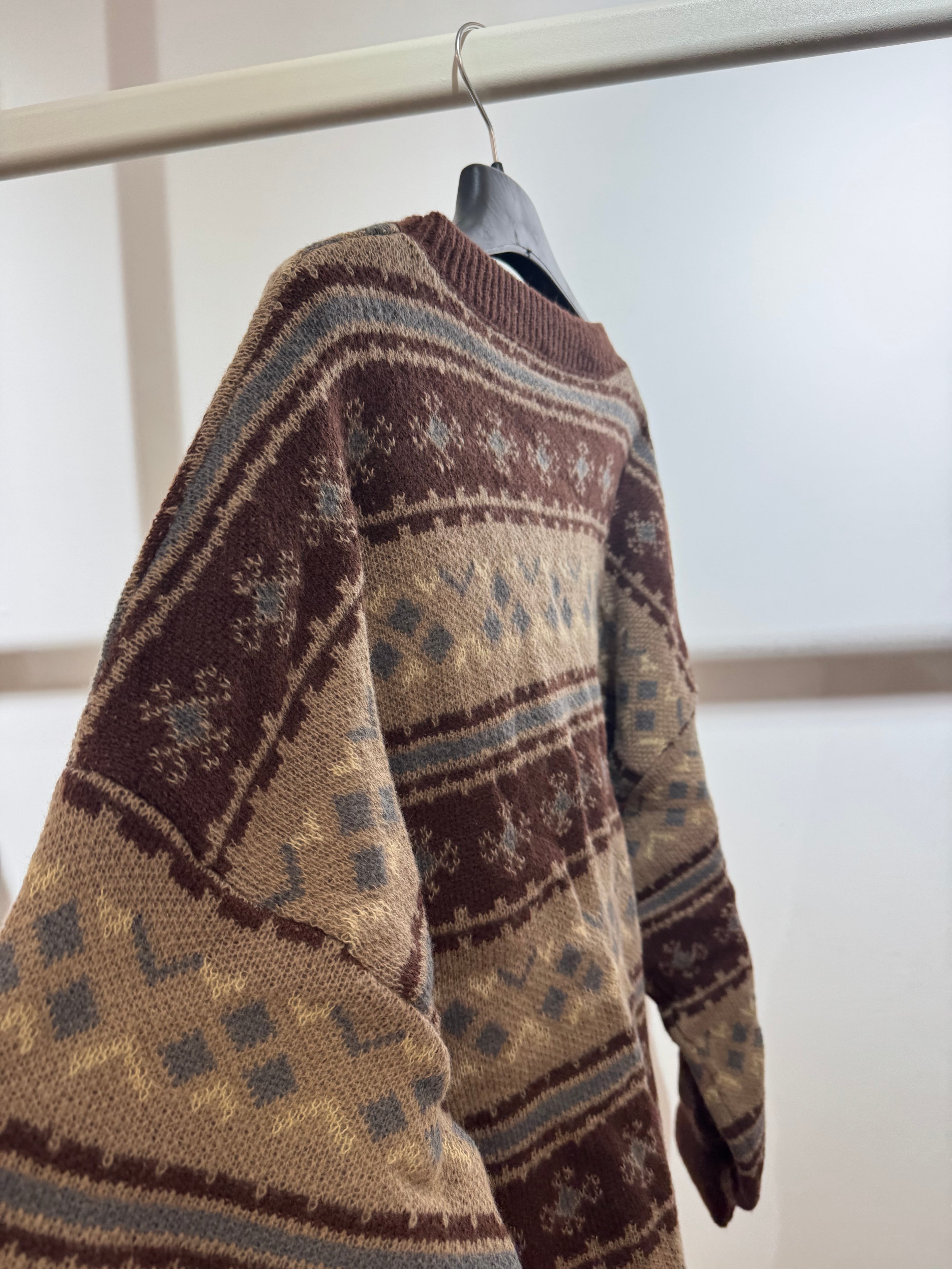 Maglione marrone con fantasia