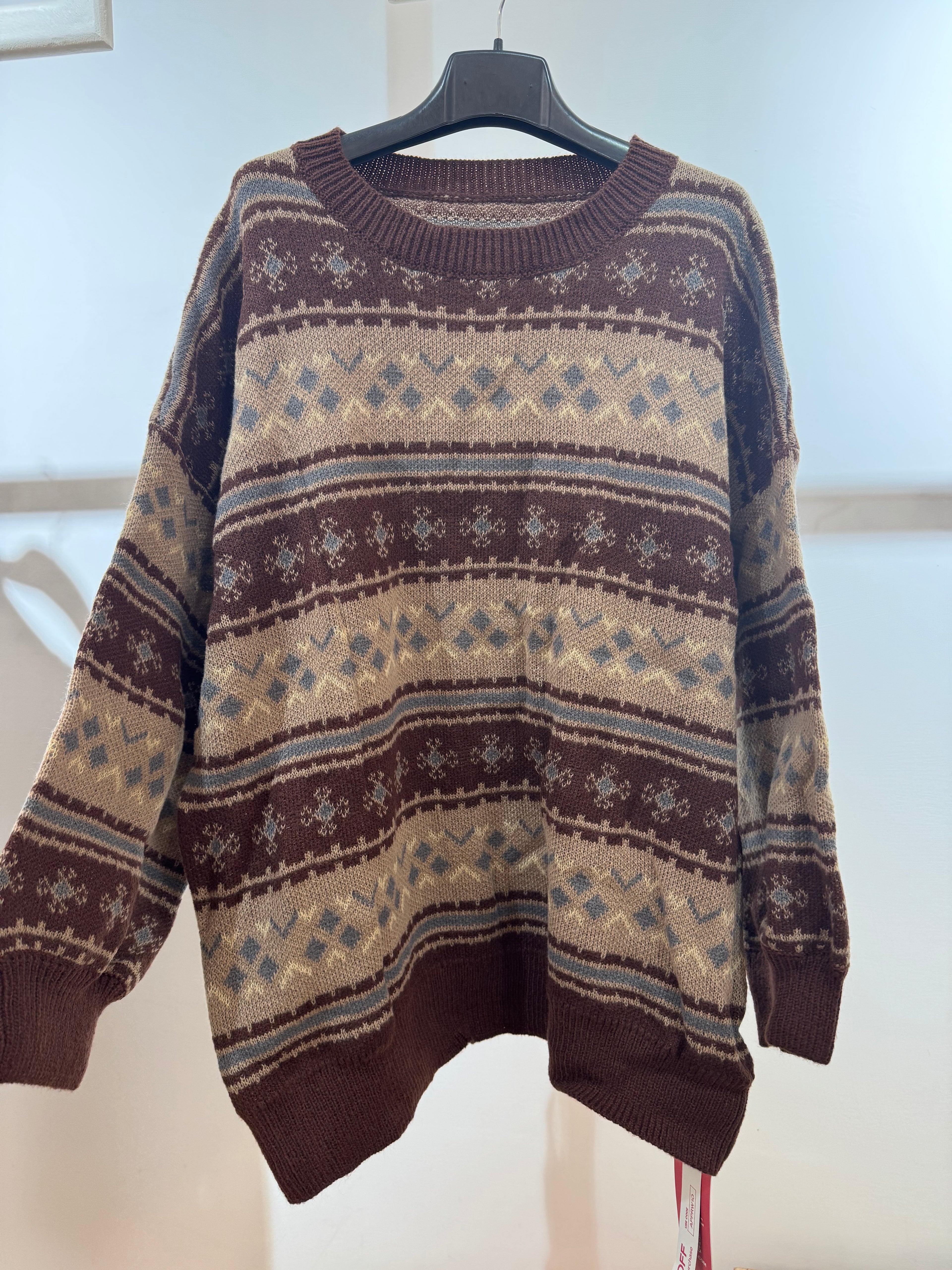 Maglione marrone con fantasia