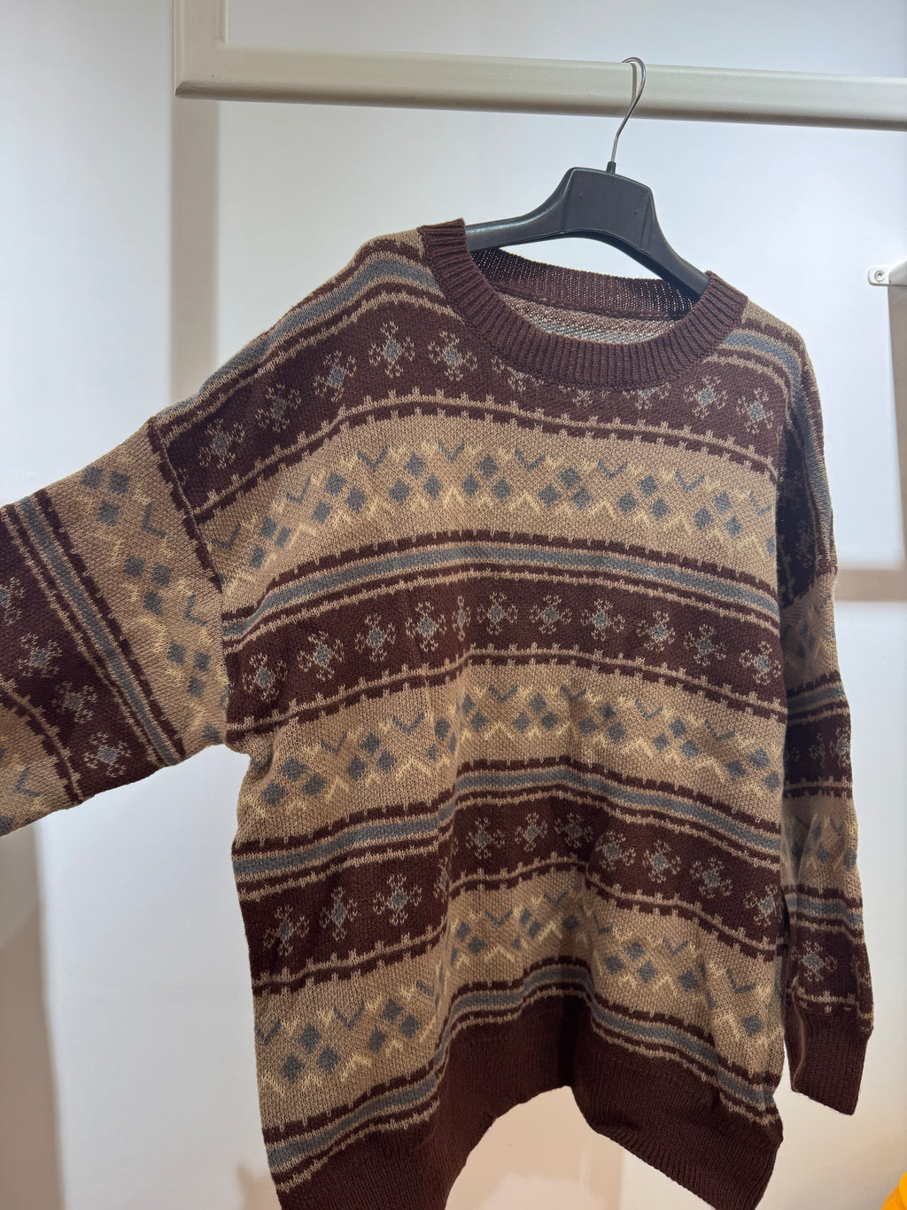 Maglione marrone con fantasia